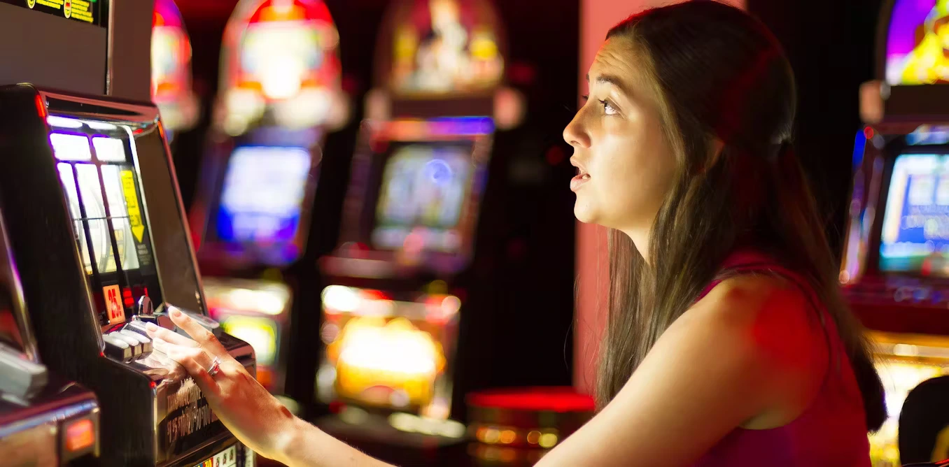 你是否曾经好奇online slot machine如何决定你是赢还是输?许多玩家以为每一次spin背后都有秘密模式或技巧 — 但真相在于一种叫做RNG,也就是Random Number Generator的系统。了解RNG如何运作,可以帮助你明白每个结果都是公平、随机,而且不受任何人控制。