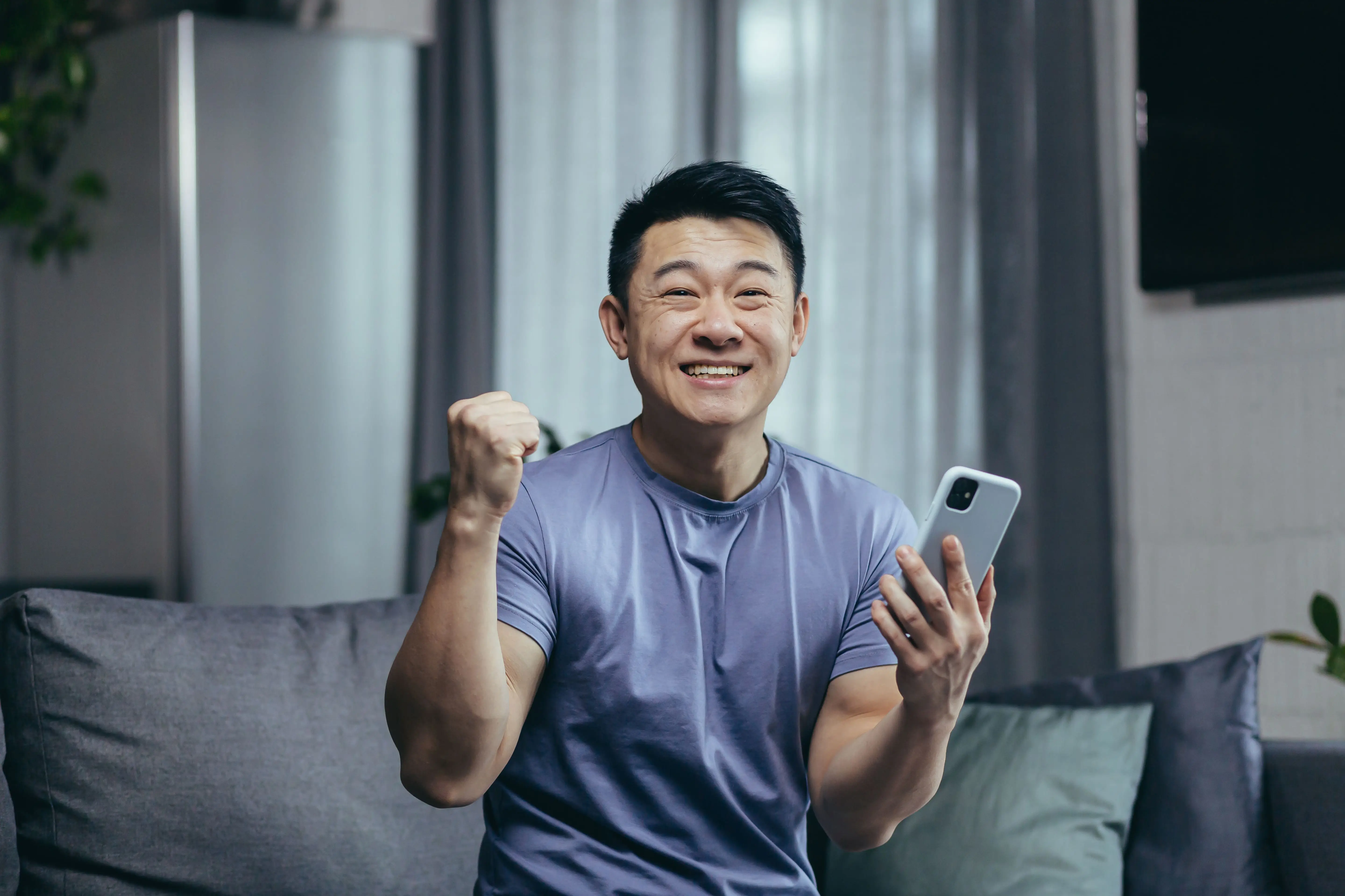 Lelaki teruja bermain sportbetting di Winbox